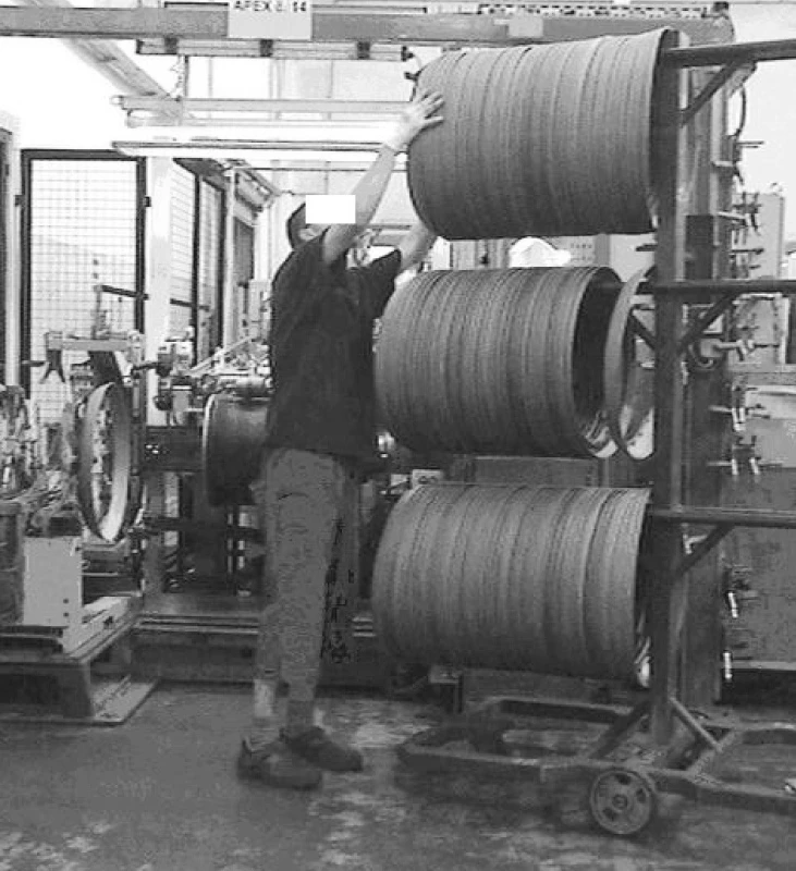 Poloha horních končetin u dělníka při výrobě pneumatiky