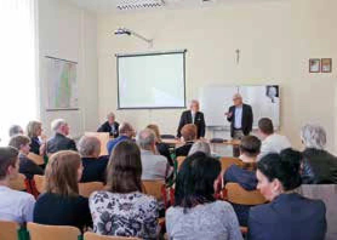 Prof. Tomáš Ganz, MD., PhD., počas prednášky dňa 19. apríla 2016 na Premonštrátskom gymnáziu Košice