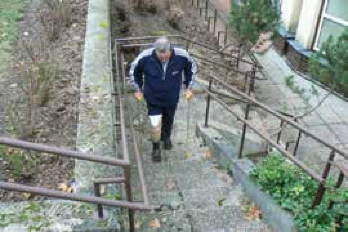 Chůze v exteriéru s protézou – nácvik chůze po schodech