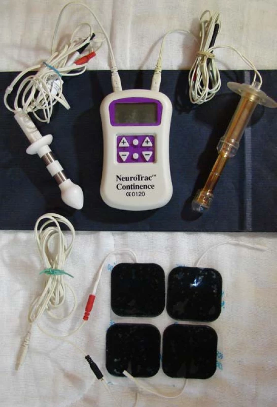 Elektrostimulátor NeuroTrac s vaginálními, análními a kutánními elektrodami
Fig. 1. Electrical stimulator NeuroTrac with the electrodes (vaginal, anal, superficial)
