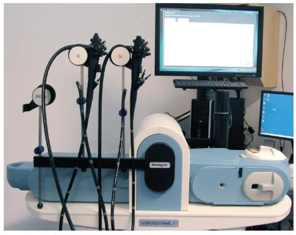 Počítačový interaktivní simulátor pro výuku digestivní endoskopie; celkový pohled na zařízení