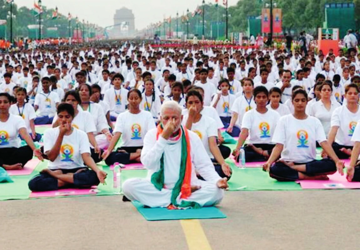 Oslava 1. Medzinárodného dňa jogy 21. 6. 2015 v Dílí, v čele premiér Indie N. Modi.