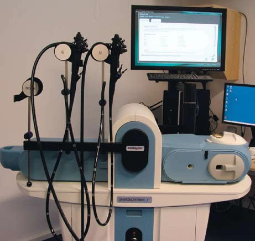Virtuální endoskopický simulátor pro výuku digestivní endoskopie. Celkový pohled na zařízení.
Fig. 1. Virtual endoscopy simulator for training in digestive endoscopy. Overall view of device.