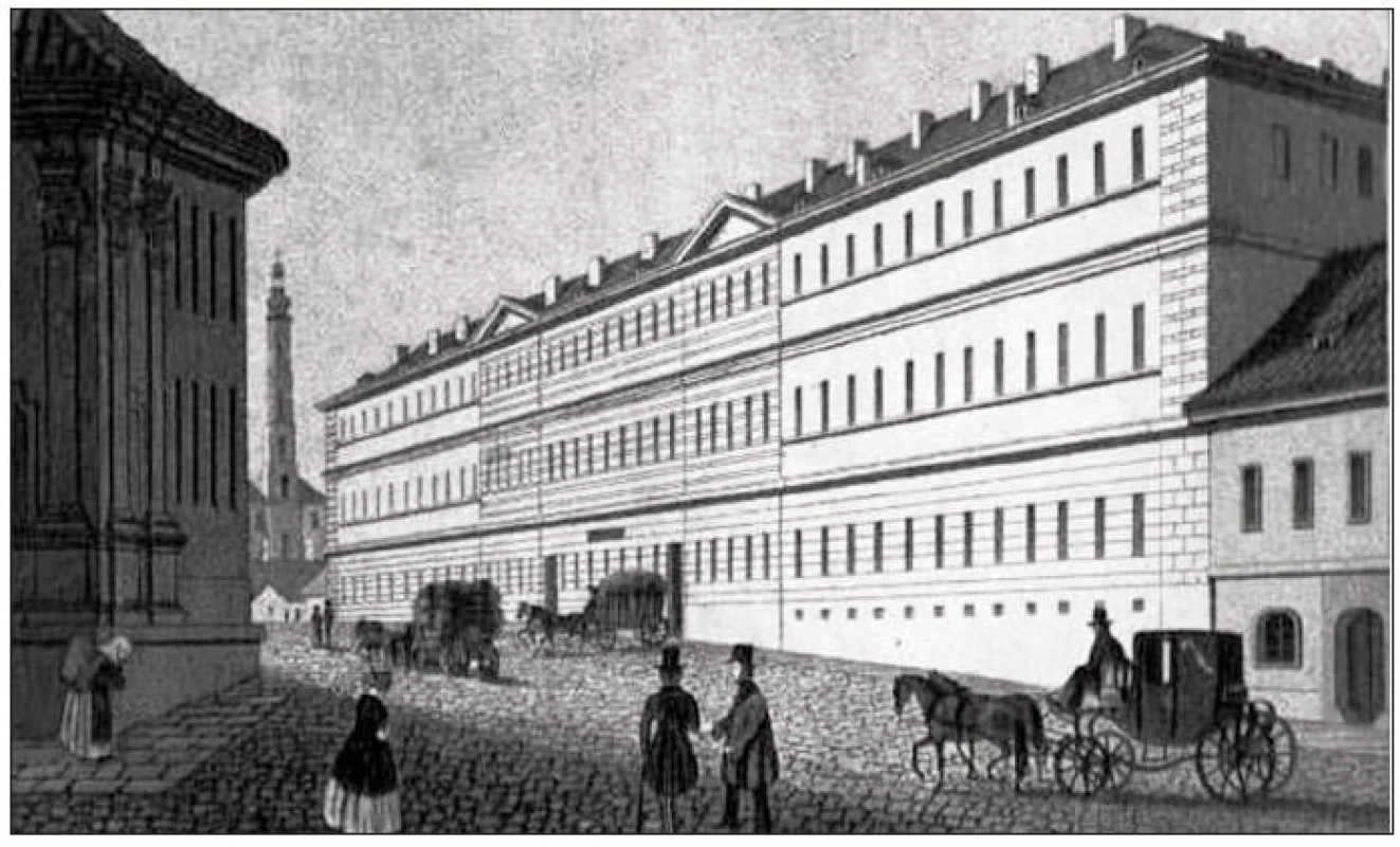 Průčelí všeobecné nemocnice při pohledu z Karlova náměstí po úpravách v letech 1838–1840 získalo vzhled, který známe dodnes