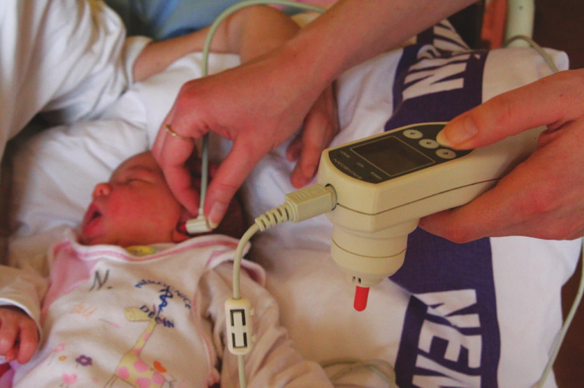 Vyšetření novorozence při použití ruční sondy s jednorázovou ušní koncovkou.