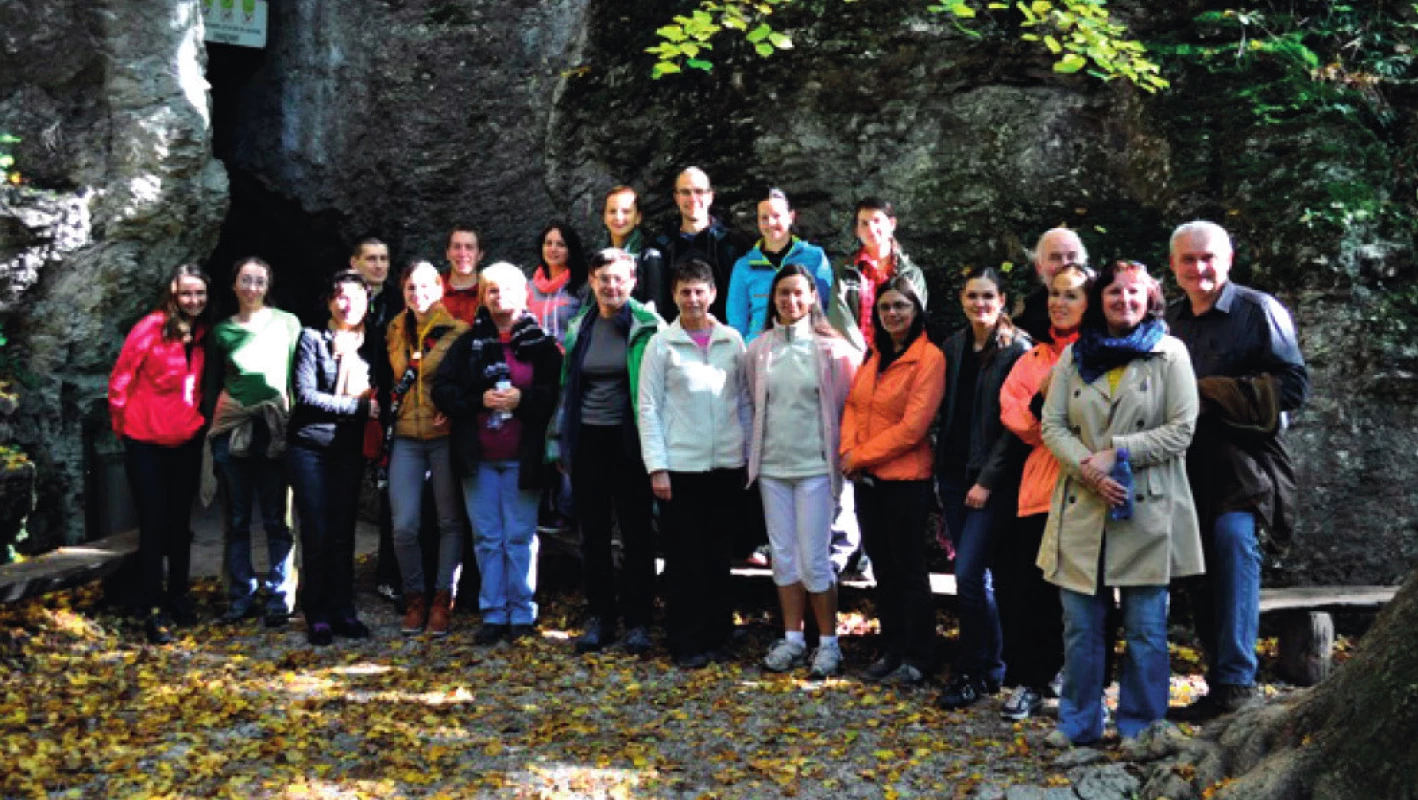 Účastníci konference před jeskynním komplexem Driny