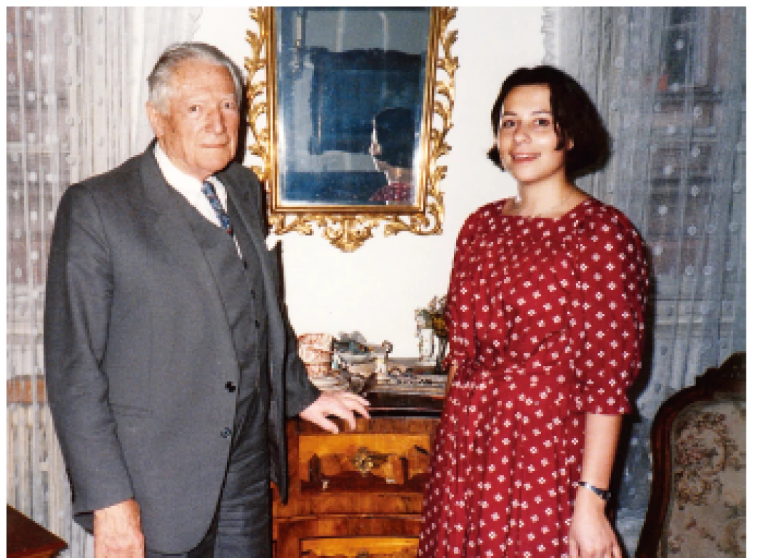 Profesor Vahala s vnučkou Terezou ve svém bytě na Jánském vršku