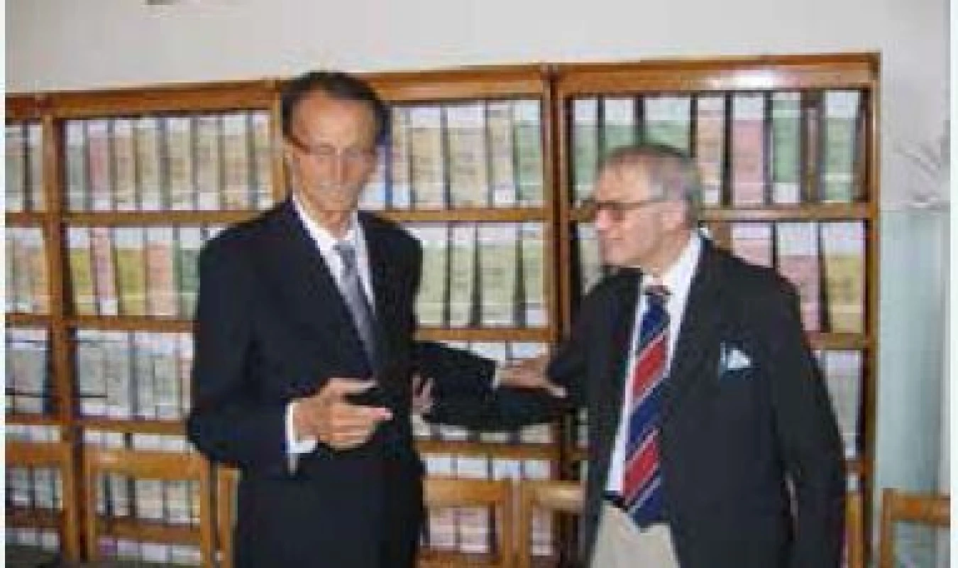 Prof. Mikulecký ako 80-ročný (vpravo) s prof. MUDr. Ivanom Ďurišom, DrSc. na I. internej klinike LF UK v Bratislave (2007), pri príležitosti životného jubilea
