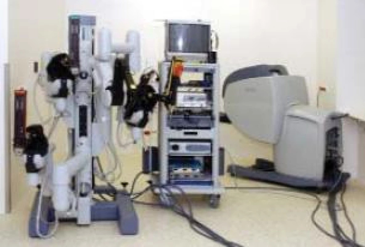 Robotický systém da Vinci instalovaný na robotickém centru FN u sv. Anny v Brně.