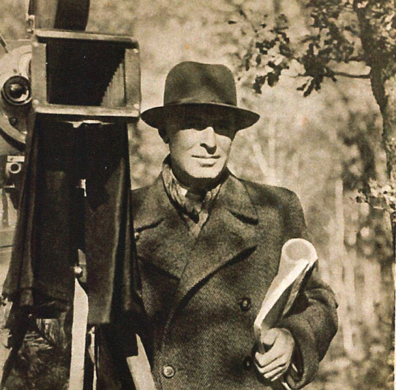 Vladislav Vančura (23. června 1891 Háj u Opavy – 1. června 1942 Praha) u filmové kamery