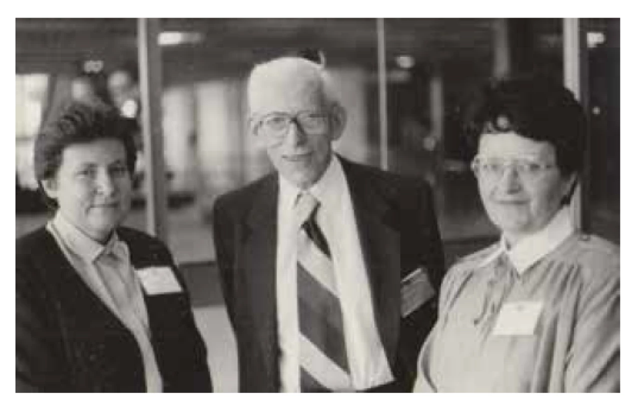 Zleva: doc. Jitka Čejková, prof. Otto Wichterle
a prof. Blanka Brůnová