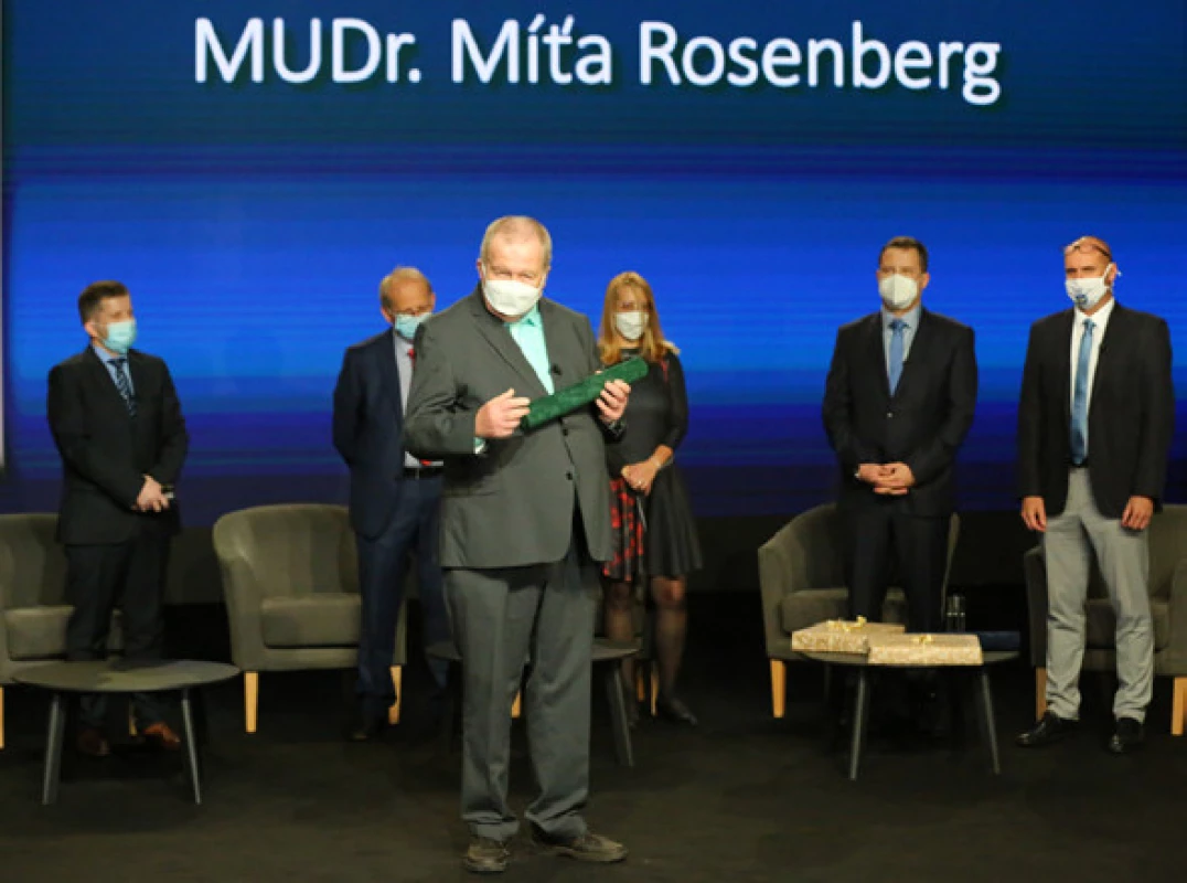 MUDr. Míťa Rosenberg
děkuje za udělení čestného členství<br>
Fig. 6. Míťa Rosenberg, MD, thanking for being awarded honorary
membership