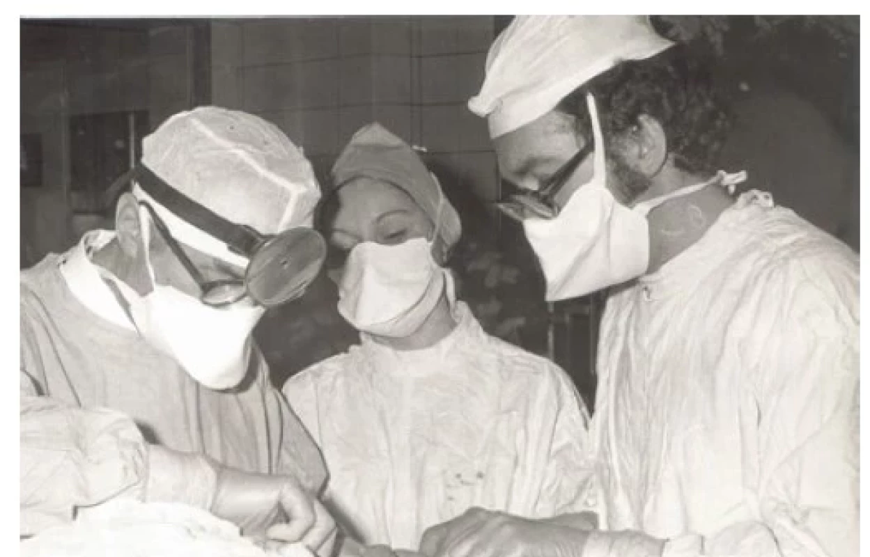 Primář Dostálek při operaci, asistuje mu dr. Pavel Večera,
uprostřed sestra Ivana Beierová
