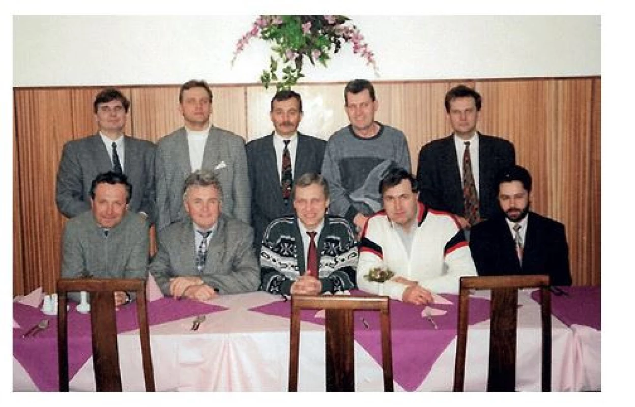 Členové výboru Sekce miniinvazivní chirurgie,
fotografováno v roce 1995, zleva sedící V. Drahoňovský,
M. Duda, M. Vraný, J. Paťha, zástupce zdravotnické firmy,
stojící zleva M. Rous, zástupce zdravotnické firmy, S. Czudek,
J. Dostalík, J. Vomela, zástupce zdravotnické firmy