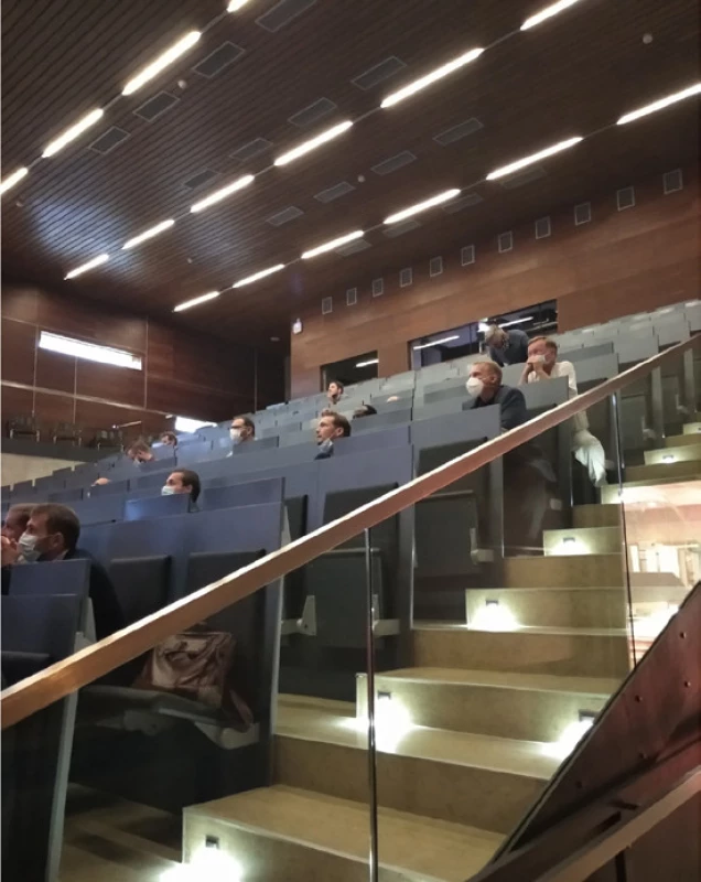 Auditorium s rozestupy v rouškách<br>
Fig. 1. Physical distancing with face
masks in the auditorium 