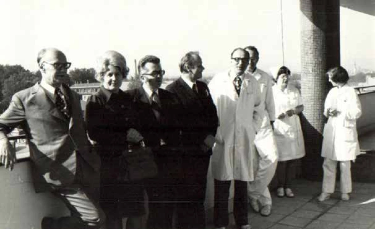 Pediatrická konferencia v Olomouci koncom 70-tych rokov minulého storočia. Zľava: prof. Galanda,
prim. Miklerová, doc. Buchanec, prof. Sršeň, prof. Volejník.
