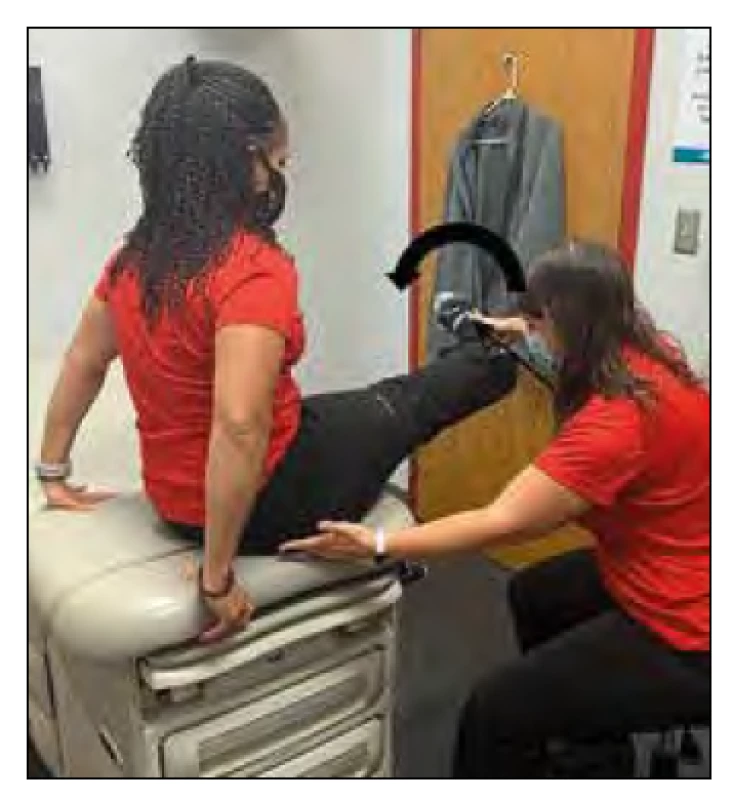 Test protažení piriformis v sedu. Pacient
sedí s 90° flexí kyčle. Vyšetřující odtahuje koleno
a pasivně hýbe kyčlí do addukce a vnitřní rotace,
s pohmatem těsně laterálně od sedací kosti.
Výsledek je pozitivní, pokud je bolest reprodukována
na svalu piriformis. Bylo prokázáno, že
tento test má 91% senzitivitu a 80% specifitu pro
hluboký hýžďový syndrom.18