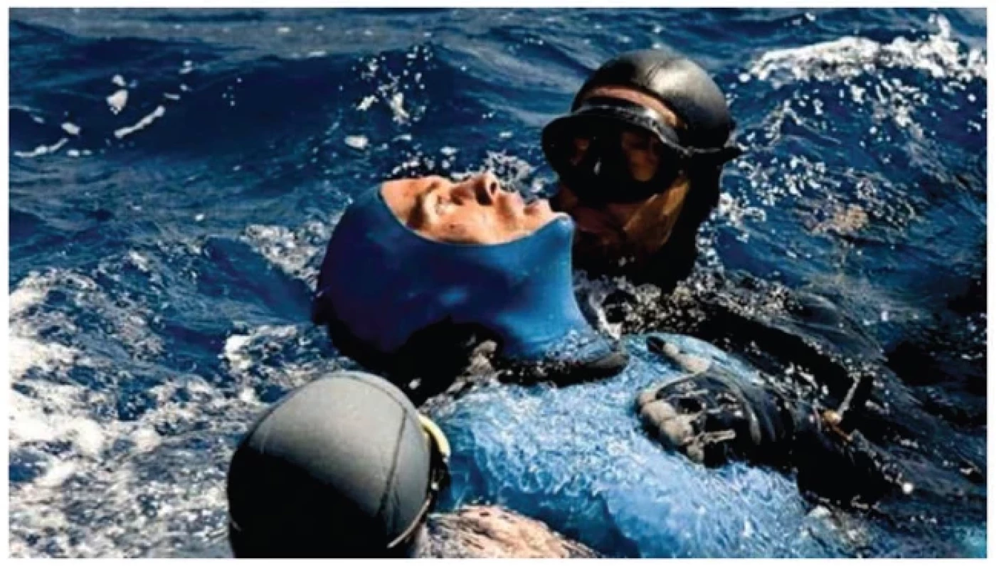 Záchranářští potápeči při blackoutu apnoického potápěče