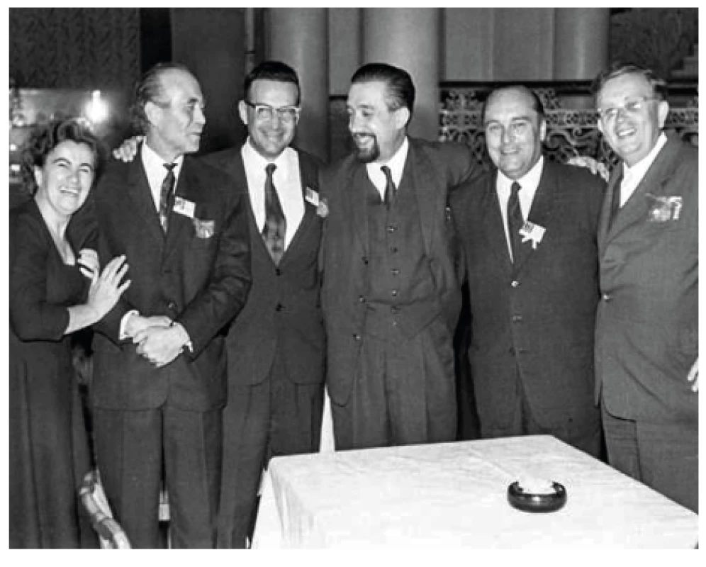 Spolupracovníci MUDr. Roberta Bardfela (v letech
1957až 1966), zleva: MUDr. J. Maleček, MUDr. R. Bardfeld,
MUDr. S. Havelka, MUDr. K. Pavelka st., MUDr. O. Vojtíšek