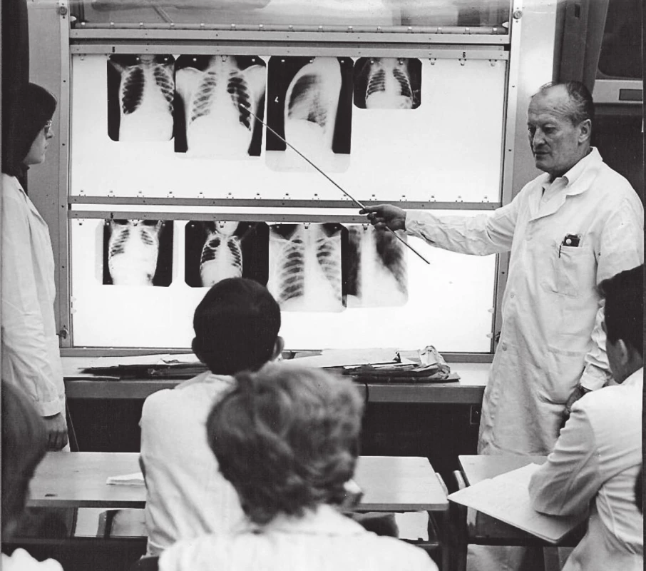 Doc. MUDr. Oldřich Šnobl, DrSc., při výuce studentů Fakulty dětského lékařství UK ve Fakultní nemocnici v Motole, Praha, v sedmdesátých letech minulého století.
