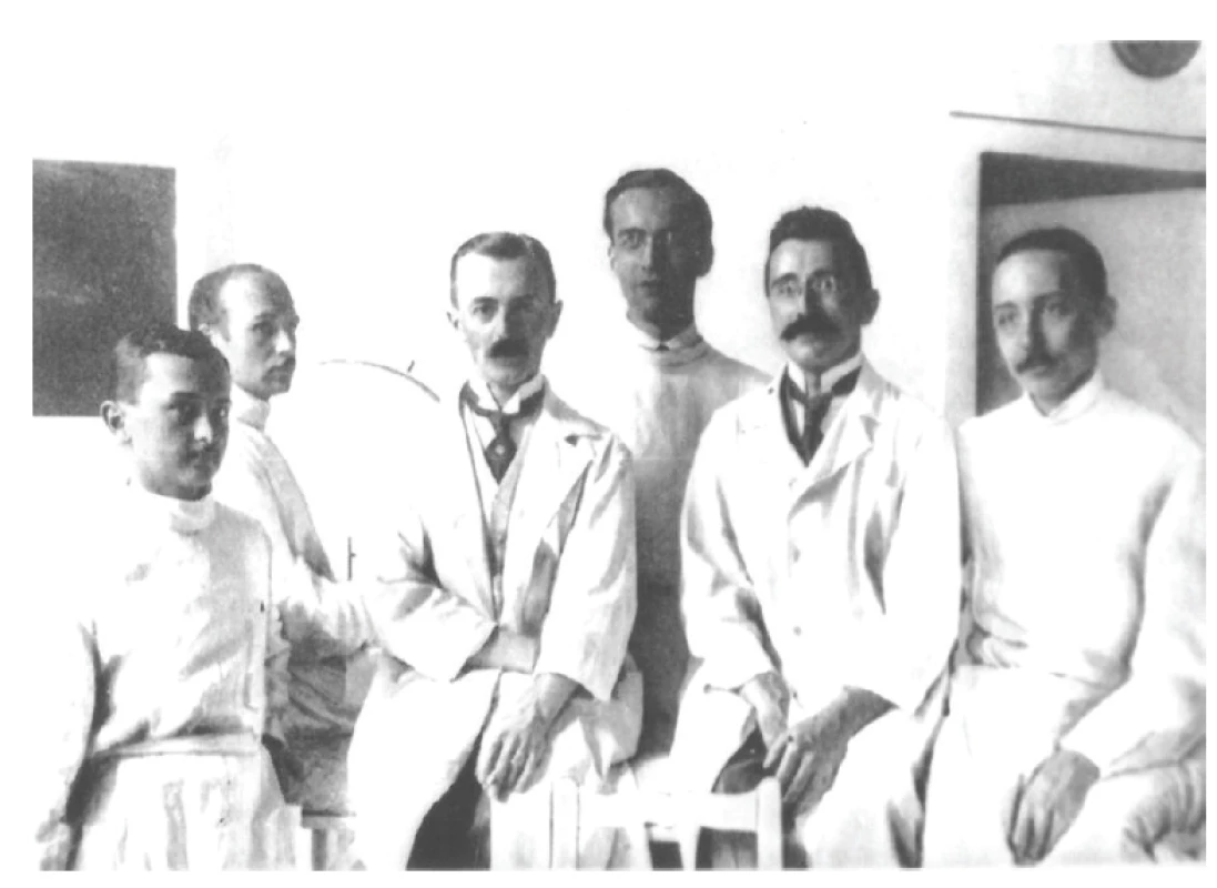 Kolektív lekárov Očnej kliniky Alžbetinskej Univerzity v r. 1919,
prof. Imre je tretí zľava
