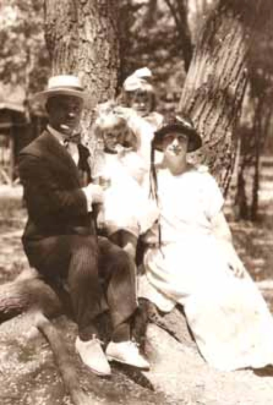 Dvouletá Valja s rodinou v Charbinu, na prahu svého bohatého života.