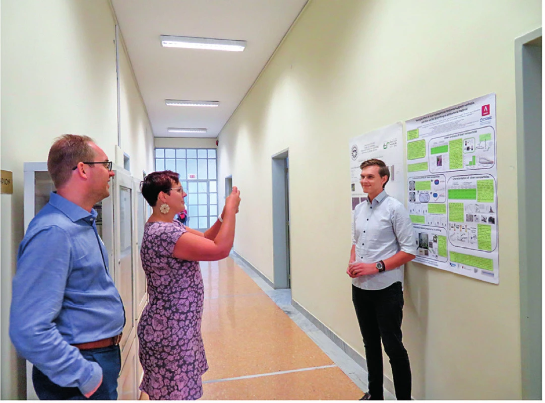 Prezentace plakátového sdělení, které bylo vyhodnocené jako nejlepší – prezentoval Karel Sehnal, student VFU v Brně (vpravo). Na fotografii (vlevo) je vedoucí akce Dr. Minna Keinanen-Tivola a Dr. Martijn Riool.