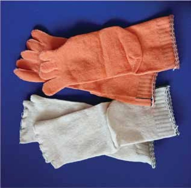 Vzorky dětských ponožek s prstíky a bez nich
