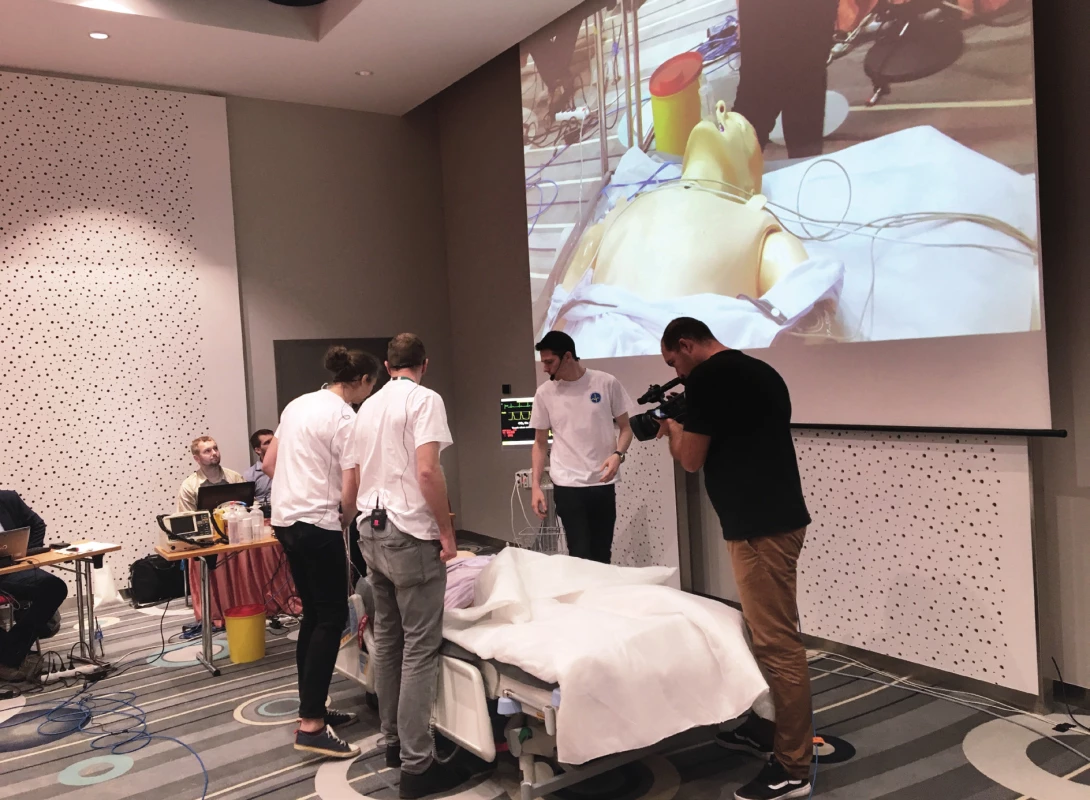 Momentka ze soutěže týmů mediků v řešení simulované krize