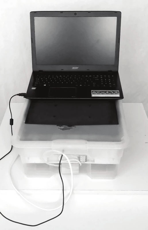 Sestavený laparoskopický simulátor s laptopem