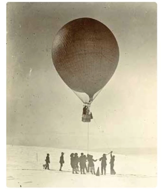 První použití balónu k pozorování v Antarktidě (Foto
H. Ponting)