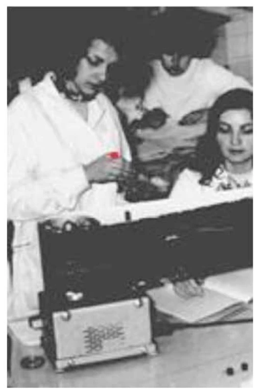 Kymograf so začadeným papierom sa používal na
praktických cvičeniach z fyziológie ešte v 60. rokoch a začiatkom
70. rokov minulého storočia. (Materiál Ústavu fyziológie
JLF UK v Martine.)