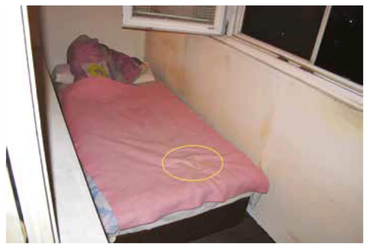 Pohľad na stopu na posteli na zasklenom balkóne (elipsa).
