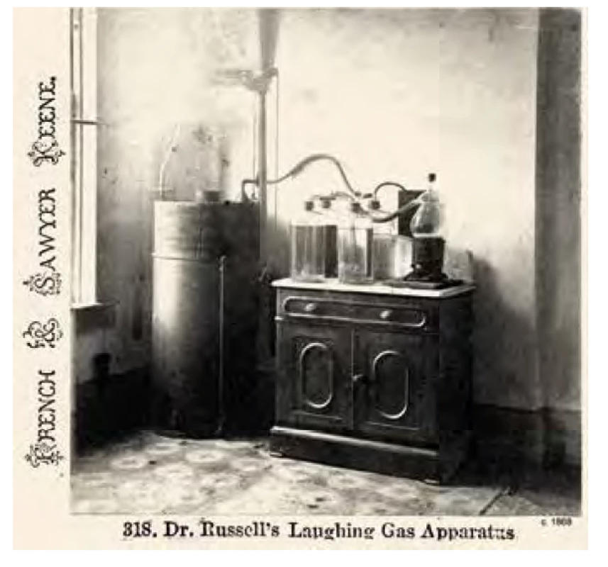 Přístroj na výrobu oxidu dusného pro anestezii v 60. letech
19. století. Zdroj: Wikimedia Commons (CC BY 4.0)