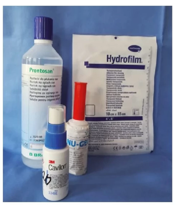 Čištění rány – Prontosan, Hydrofilm na odstranění
krusty z rány a její vyčištění, do rány aplikován Nu-gel a do okolí
rány Cavilon sprej