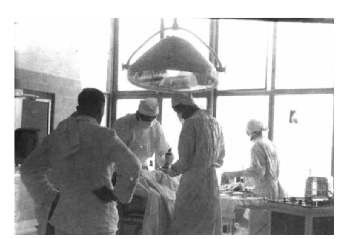 Fotografia z operačnej sály ortopedického oddelenia
ústavu z obdobia medzi dvoma svetovými vojnami.