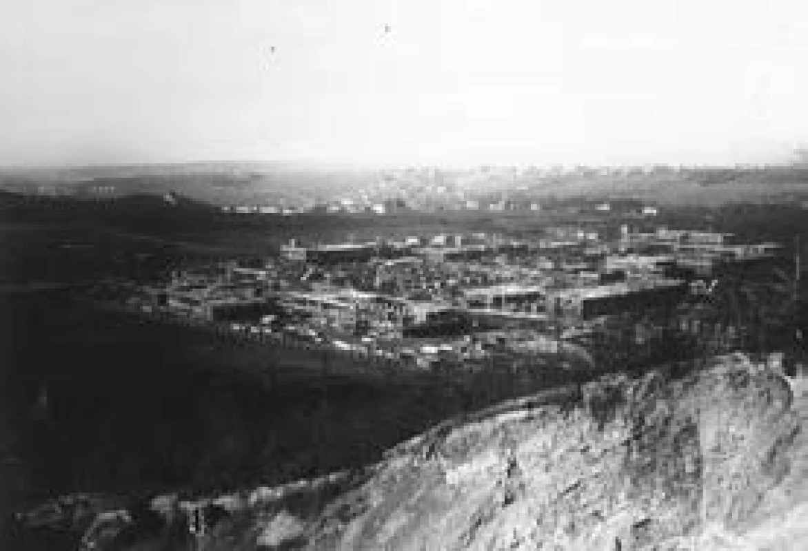 Pohled stavbu od východu 30. srpna 1926.
Vlevo na obzoru v lese patrná stavba Šimsova sanatoria, nyní Dětského centra při Thomayerově nemocnici.