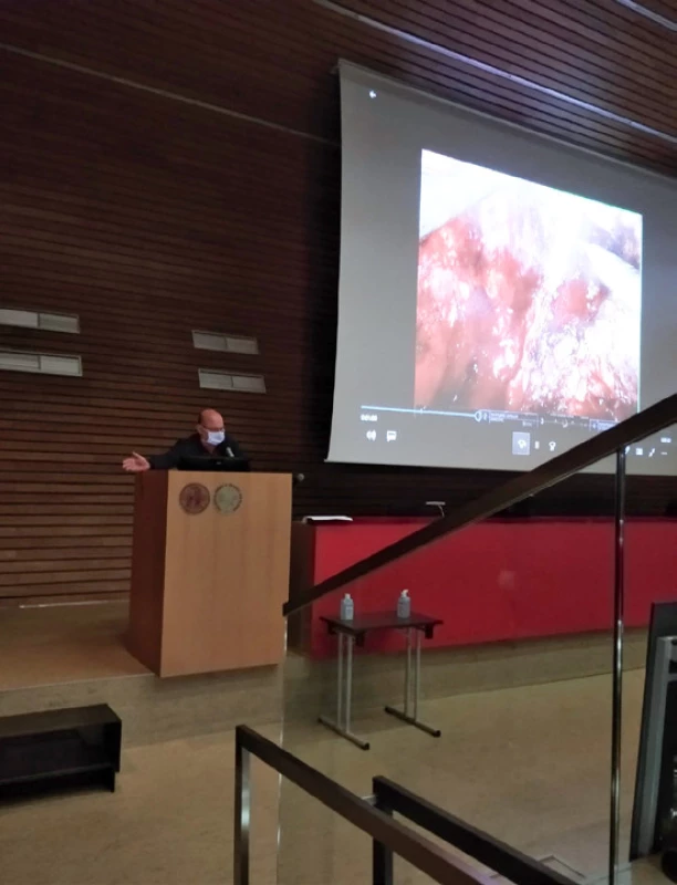 Prim. MUDr. Štursa prezentuje
robotickou cystektomii<br>
Fig. 3. Head physician M. Štursa, MD,
presenting robotic cystectomy
